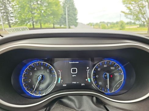 Used 2023 Chrysler Pacifica Touring-L FWD image 23