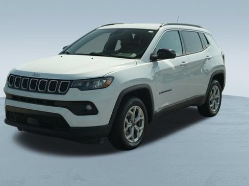 Used 2025 Jeep Compass Latitude AWD/4WD image 3