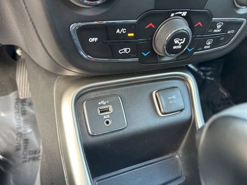 Certified 2019 Jeep Compass Latitude FWD image 38