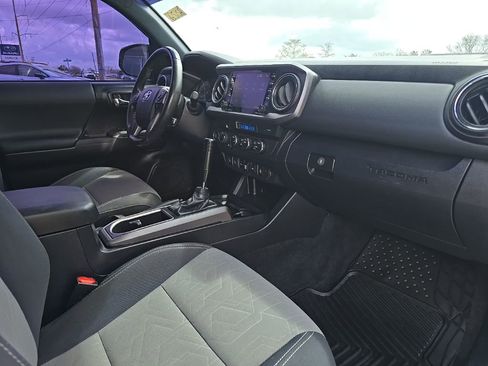 Used 2022 Toyota Tacoma TRD Off-Road w/ Technology Package image 32
