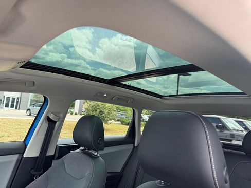 Used 2022 Volkswagen Taos SE w/ Panoramic Sunroof Package FWD image 6