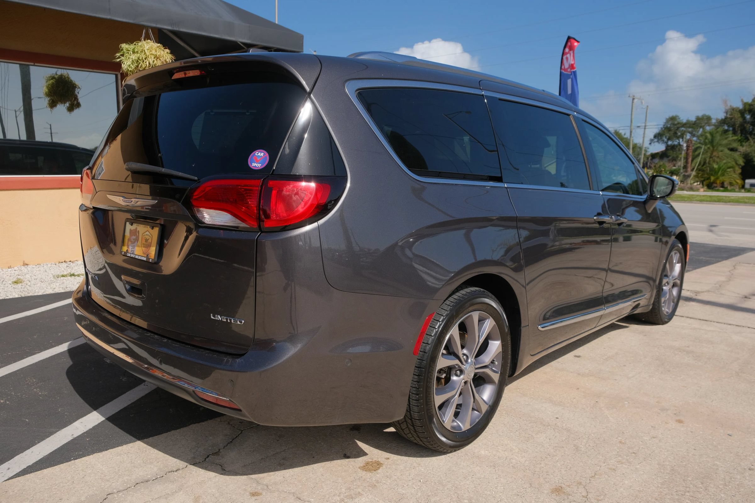 Used 2018 Chrysler Pacifica Limited w/ Tire & Wheel Group FWD image 5