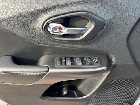 Used 2019 Jeep Cherokee Latitude w/ Cold Weather Group image 21