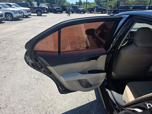 Used 2018 Toyota Camry LE FWD image 8