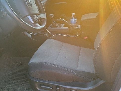 Used 2022 Toyota Tacoma TRD Off-Road image 14