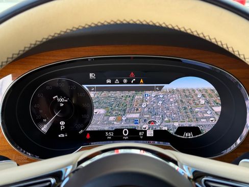 Used 2021 Bentley Bentayga image 41