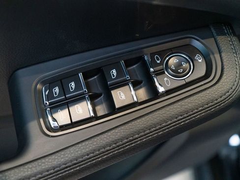 Certified 2025 Porsche Macan AWD/4WD image 18
