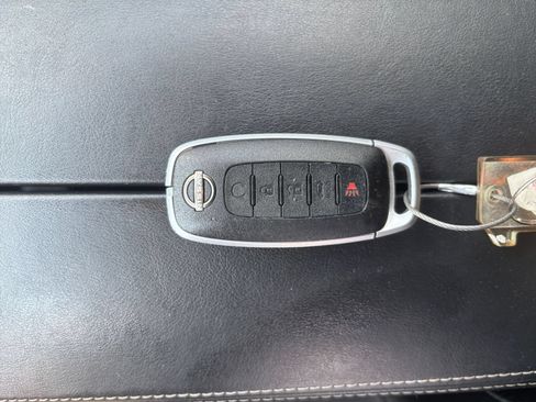 Used 2025 Nissan Rogue SV FWD image 27