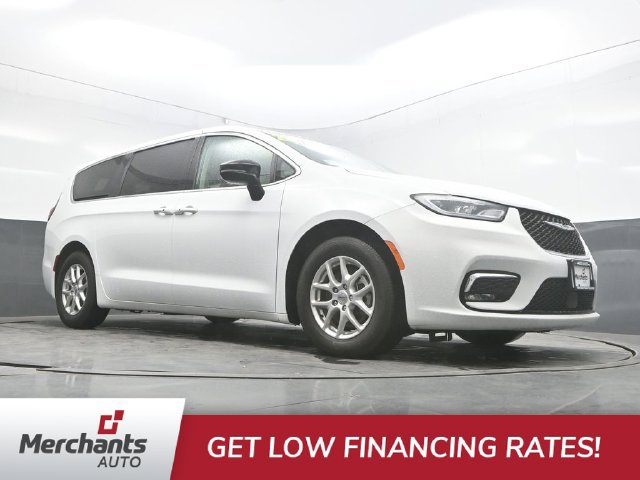 Used 2024 Chrysler Pacifica Touring-L FWD image 31