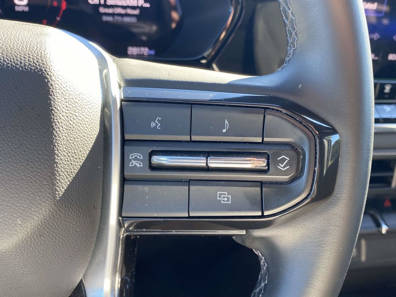 Used 2024 Chevrolet Colorado LT RWD image 30