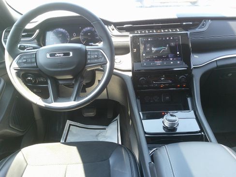 Used 2023 Jeep Grand Cherokee Altitude AWD/4WD image 18