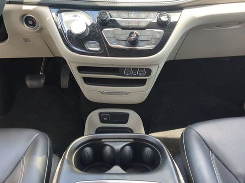 Used 2023 Chrysler Pacifica Touring-L FWD image 23