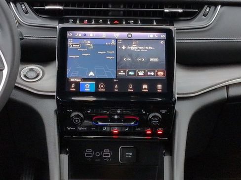 Used 2023 Jeep Grand Cherokee L Limited w/ Black Appearance Package AWD/4WD image 18