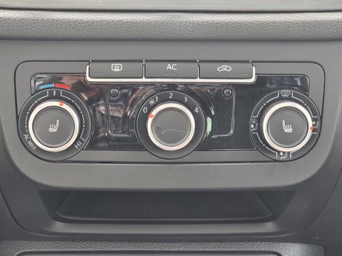 Used 2012 Volkswagen Tiguan SE image 16