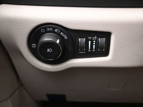 Used 2023 Chrysler Pacifica Touring-L FWD image 20