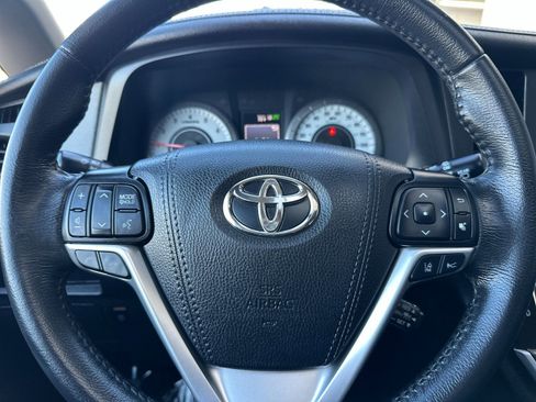 Used 2020 Toyota Sienna SE w/ SE Preferred Package image 29