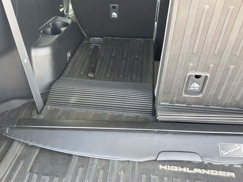Used 2020 Toyota Highlander XLE FWD image 39