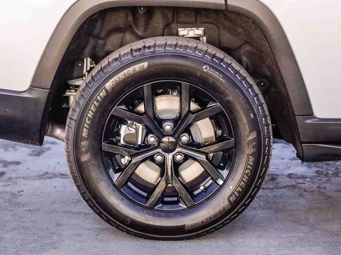 New 2025 Jeep Grand Cherokee L Altitude image 12