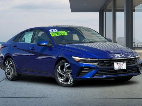 Used 2025 Hyundai Elantra SEL FWD image 2