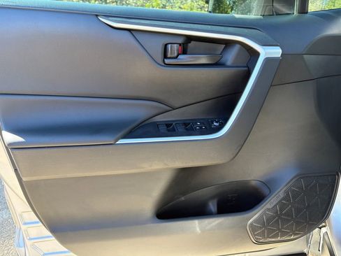 Used 2022 Toyota RAV4 LE image 9