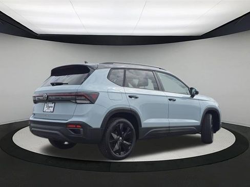 New 2026 Volkswagen Taos SE FWD image 7
