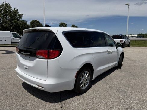 Used 2023 Chrysler Voyager LX FWD image 9