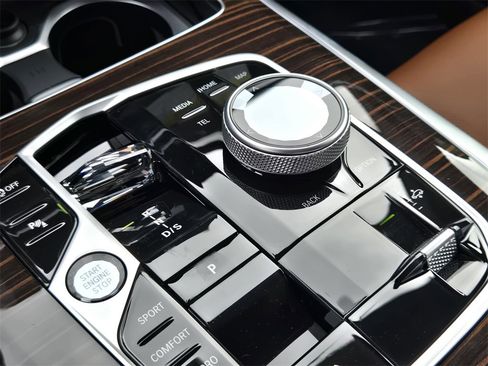 New 2026 BMW X7 M60i image 23