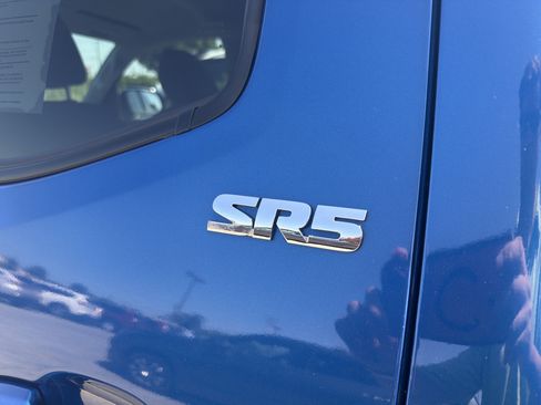 Certified 2018 Toyota Tacoma SR5 AWD/4WD image 8