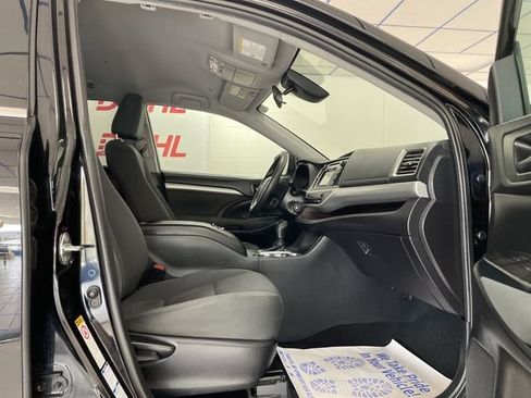 Used 2019 Toyota Highlander LE AWD/4WD image 8