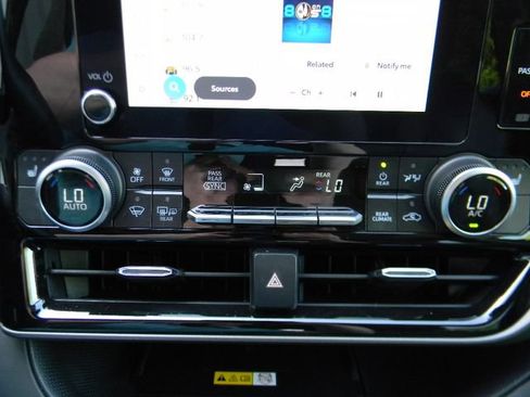 Used 2023 Toyota Highlander XLE AWD/4WD image 14
