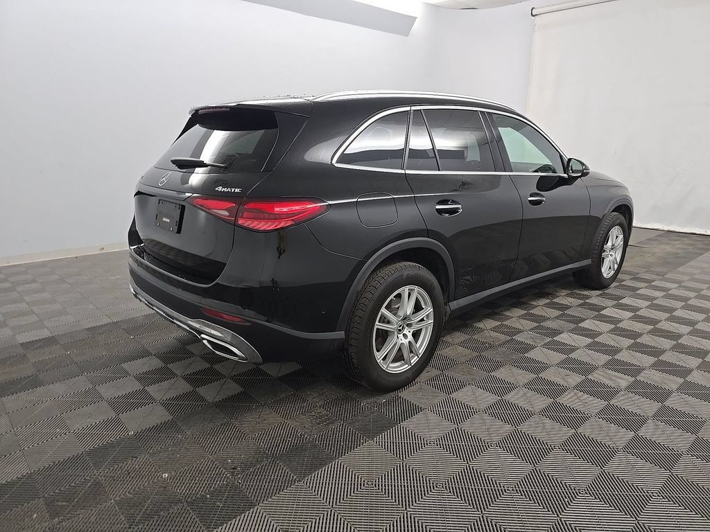 Used 2025 Mercedes-Benz GLC 300 4MATIC image 4