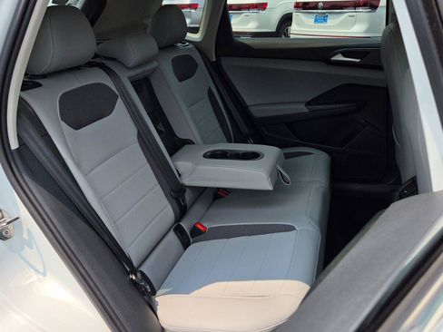 Certified 2022 Volkswagen Taos SE w/ Panoramic Sunroof Package AWD/4WD image 56