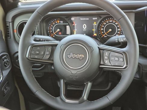 New 2025 Jeep Gladiator Mojave w/ Convenience Group AWD/4WD image 16