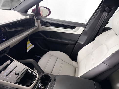 Certified 2026 Porsche Cayenne AWD/4WD image 29