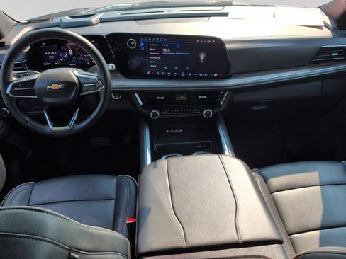 Used 2025 Chevrolet Suburban Premier AWD/4WD image 16