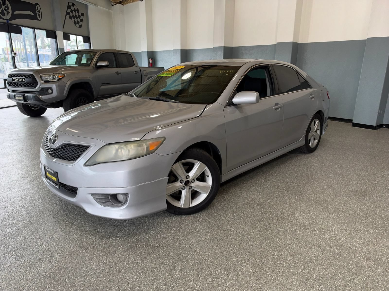 Used 2011 Toyota Camry SE w/ SE Extra-Value Pkg #1 FWD image 3