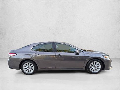 Used 2018 Toyota Camry LE FWD image 4