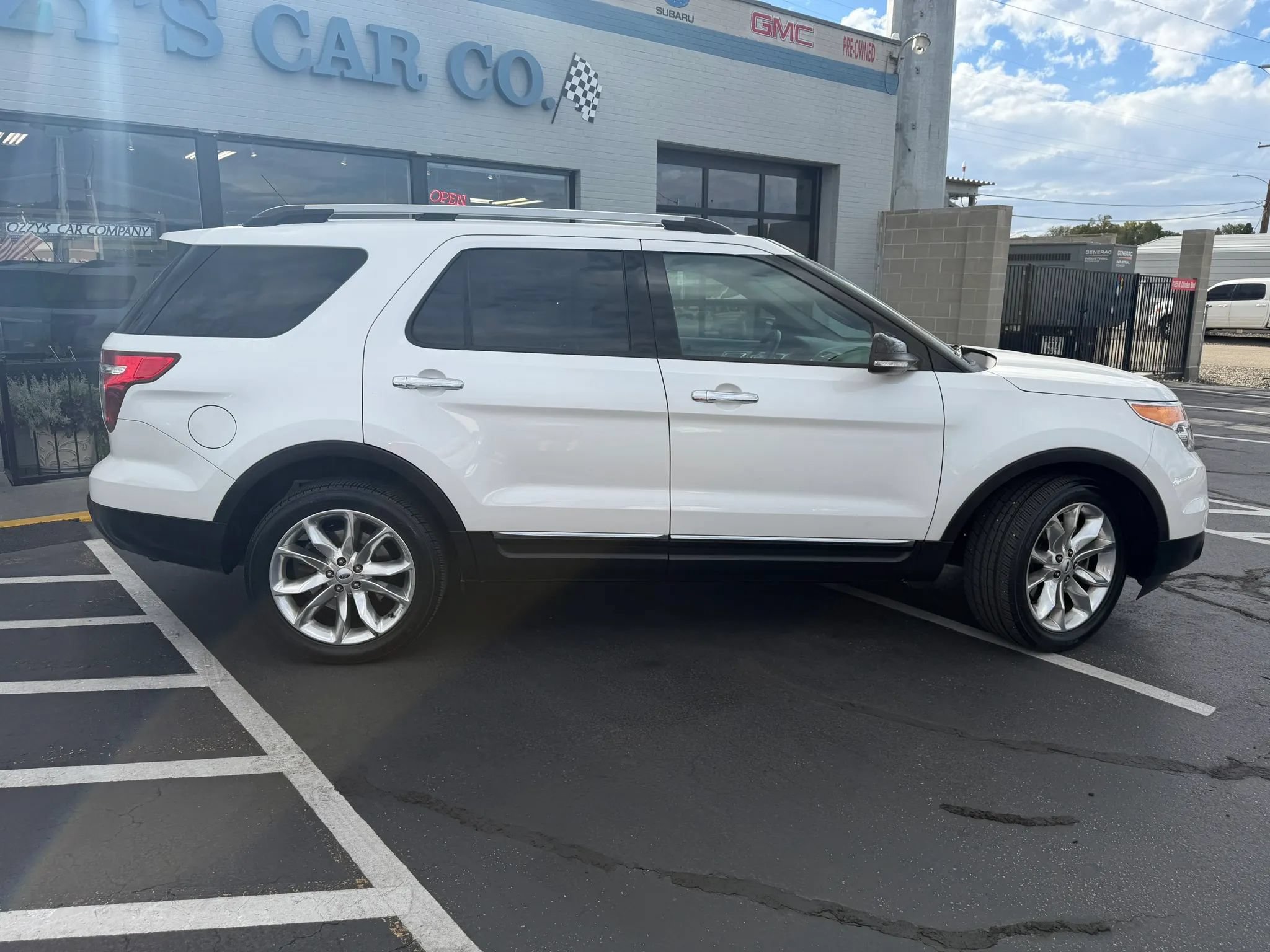 Used 2014 Ford Explorer XLT w/ Equipment Group 202A AWD/4WD image 9