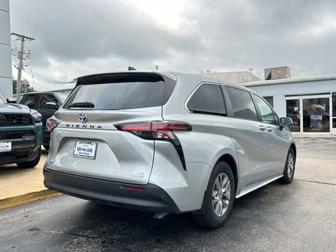Used 2021 Toyota Sienna LE AWD/4WD image 14
