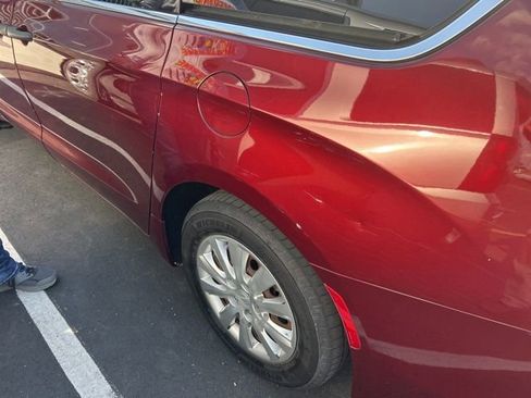 Used 2018 Chrysler Pacifica L FWD image 6