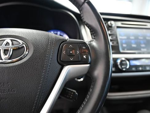 Used 2016 Toyota Highlander XLE w/ Four Season Floor Mat Package image 27