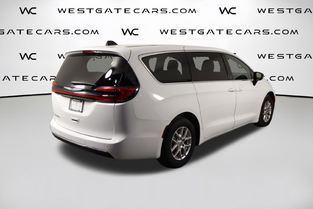 Used 2025 Chrysler Pacifica Select FWD image 46