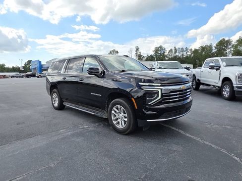 Used 2025 Chevrolet Suburban LT AWD/4WD image 7