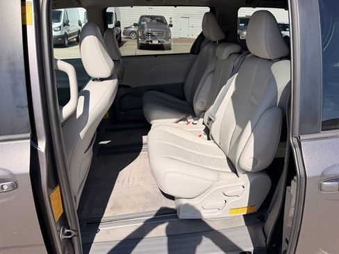 Used 2013 Toyota Sienna XLE FWD image 7