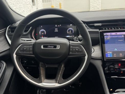 Used 2024 Jeep Grand Cherokee Limited image 17