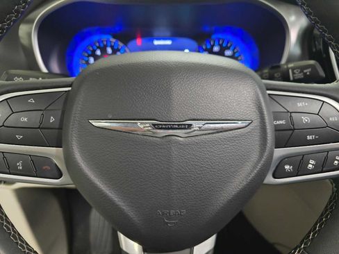 Used 2023 Chrysler Pacifica Touring-L FWD image 22