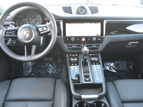 Certified 2025 Porsche Macan image 29
