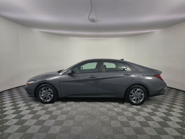 Certified 2025 Hyundai Elantra Hybrid FWD image 2