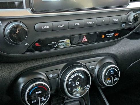 Used 2025 Hyundai Venue SEL FWD image 21
