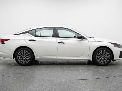 Used 2025 Nissan Altima 2.5 SV image 11